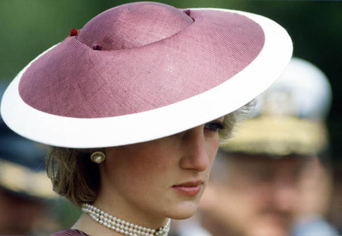 پرنسس دایانا در سفر آوریل 1985 به آنزیو، ایتالیا، گردنبند مروارید سه گانه خود را با کلاهی از فردریک فاکس «Frederick Fox» پوشید.