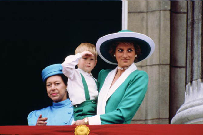 پرنسس دایانا در حالی که شاهزاده هری جوان را در آغوش گرفته و در ژوئن سال 1988 از بالکن کاخ باکینگهام در حال تماشای Trooping the Color است، گردنبند مروارید رشته ای سه تایی خود را پوشیده است. پرنسس مارگارت «Princess