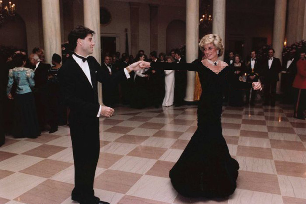 در کاخ سفید در سال 1985، جان تراولتا «John Travolta» با پرنسس دایانا که گردنبند یاقوت کبود، الماس و مروارید را پوشیده است می رقصد.