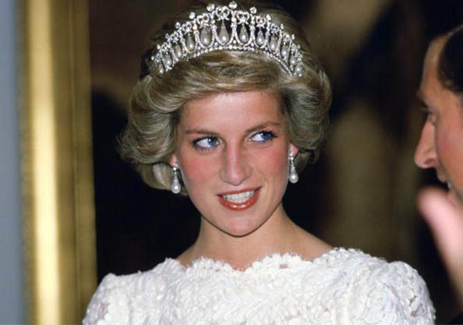 پرنسس دایانا در 11 نوامبر 1985 در واشنگتن دی سی در یک پذیرایی در سفارت انگلیس، از گوشواره های Cambridge Lover’s Knot Tiara و گوشواره های Collingwood Jewellers استفاده کرده است.