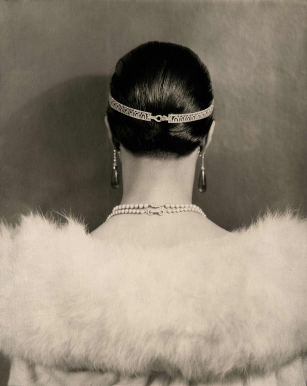 جواهرات تاریخ ساز از نمای عقب بازیگر خانم کارلوتا مونتری «Carlotta Monterey» که جواهرات کارتیه «Cartier» را پوشیده است.