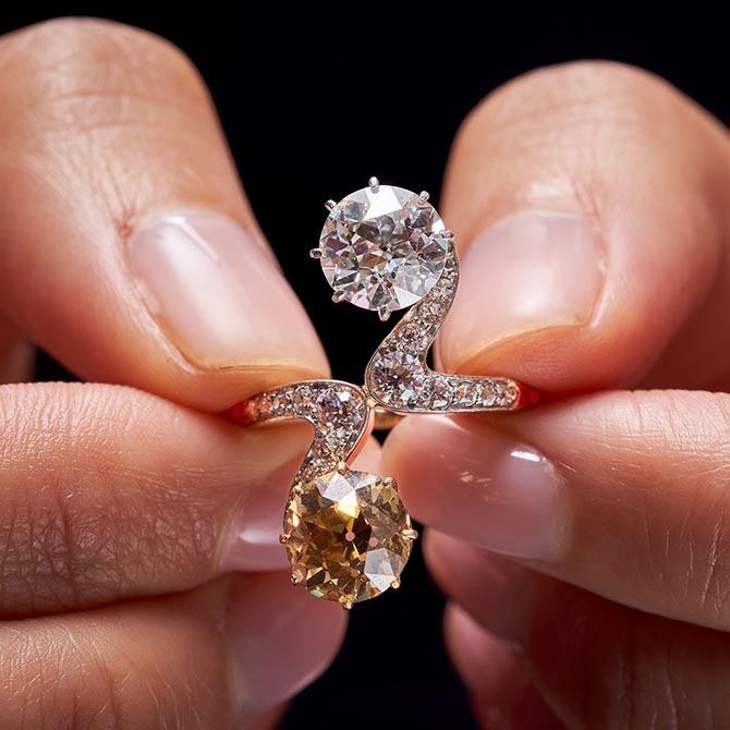 انگشتر الماس (mot et toi) آدل بلوخ باوئر با الماس قهوه ای و سفید رنگ ساخته شده است