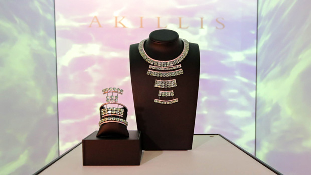 گردنبند و دکمه سر دست و جواهرات با کیفیت آکیلیس (Akillis) بیش از 400 قیراط تورمالین پارائیبا دارد